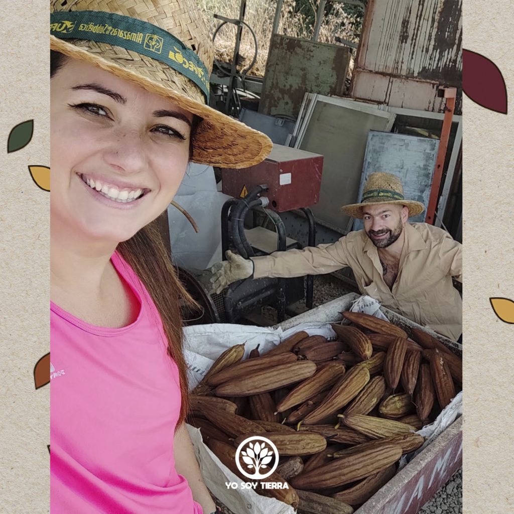 Imagen de Lucía Sánchez, de "Yo Soy Tierra", y su marido, mostrando el producto que elaboran.