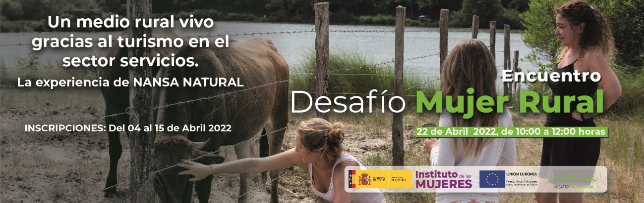 Tres mujeres junto a una vaca en un entorno rural