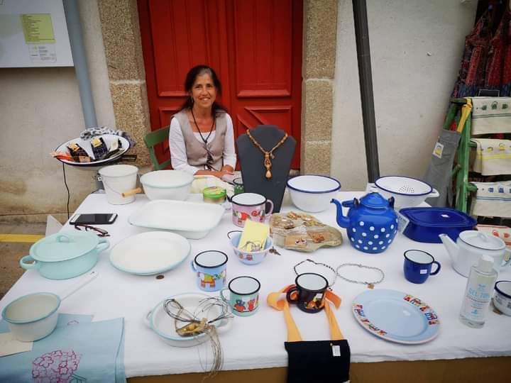 Beatriz Olaizola - La Esmaltería Mondoñedo Imagen de una mujer vendiendo piezas de acero esmaltado