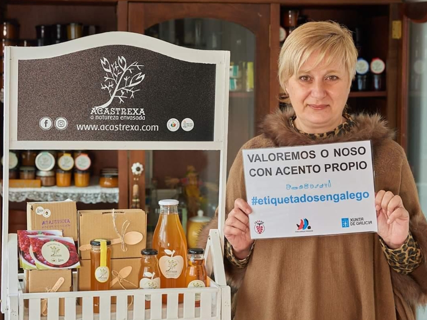 Portapapeles04 Imagen de Paula Patiño, empresaria creadora de Acastrexa, con una muestra de algunos de sus productos.