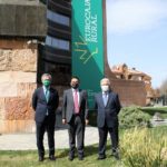 Foto de El presidente de RECAMDER, Jesús Ortega, y el presidente de Eurocaja Rural, Javier López Martín, junto al consejero de Agricultura, Agua y Desarrollo Rural, Francisco Martínez Arroyo