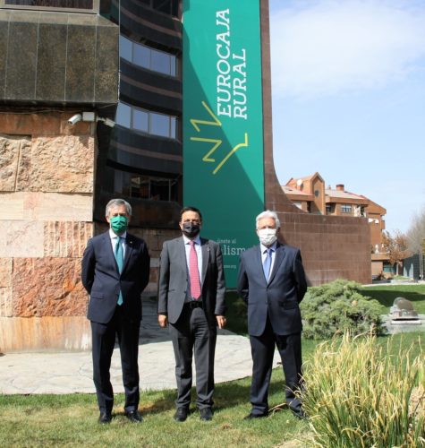 Foto de El presidente de RECAMDER, Jesús Ortega, y el presidente de Eurocaja Rural, Javier López Martín, junto al consejero de Agricultura, Agua y Desarrollo Rural, Francisco Martínez Arroyo Foto de El presidente de RECAMDER, Jesús Ortega, y el presidente de Eurocaja Rural, Javier López Martín, junto al consejero de Agricultura, Agua y Desarrollo Rural, Francisco Martínez Arroyo