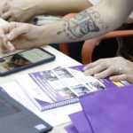 Imagen de persona usando el movil