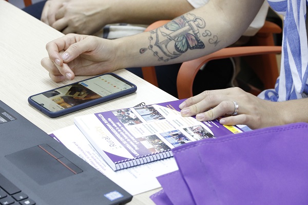 Imagen de persona usando el movil