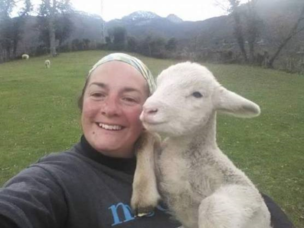 descarga (31) Foto de mujer con una oveja