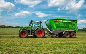 DIEZ-DIAS-AYUDAS-PLAN-RENOVE-1080x675 Tractor en labores de campo