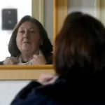 Foto de mujer frente a espejo