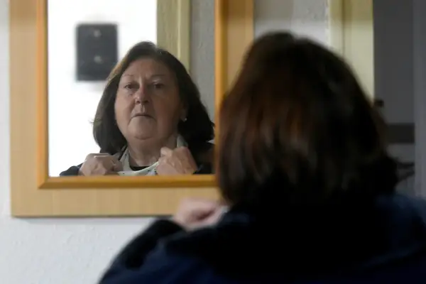 Foto de mujer frente a espejo