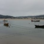 Foto de unas barcas fondeadas en una playa