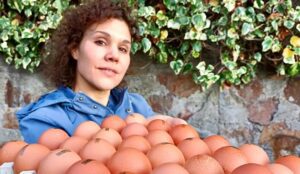 Huevos PitaSana 2 Noelia García de PitaSana con un cartón de huevos ecológicos