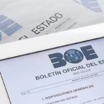 Foto del BOE en papel y en una tablet