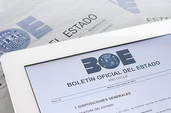 Foto del BOE en papel y en una tablet