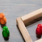 Imagen de figuras que parecen personas que discriminan a otra