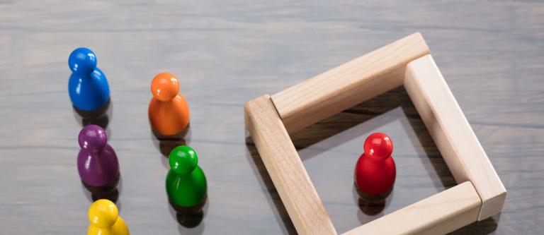 Ley Igualdad Trato Imagen de figuras que parecen personas que discriminan a otra