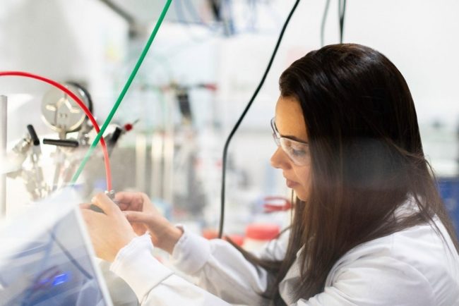 Foto de una mujer en un laboratorio