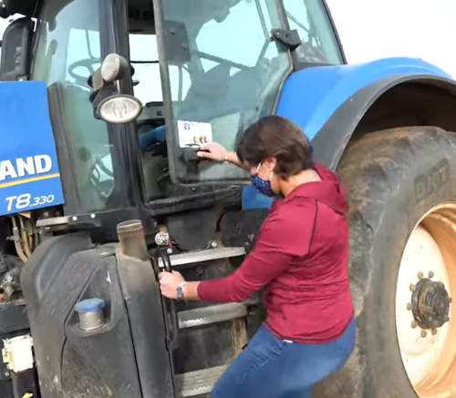mujeraragon Foto de mujer subiendo a un tractor