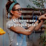 Imagen de una mujer joven manipulando unas plantas en una floristería