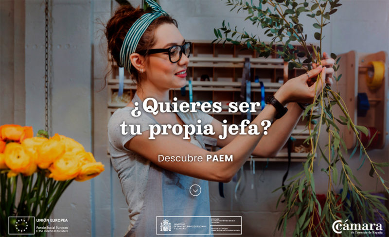 Imagen de una mujer joven manipulando unas plantas en una floristería