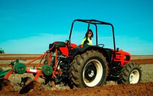 PROFEA_Programa-de-Alfabetizacion-Digita 2 agricultora trabajando el campo en un tractor