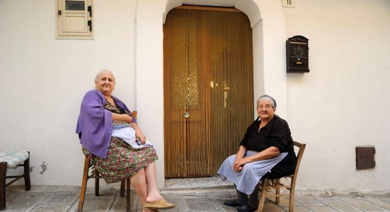 vivienda-jubiladas Foto de dos mujeres en la puerta de una casa