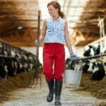 Imagen mujer en un establo - Plan Horizonte 2027