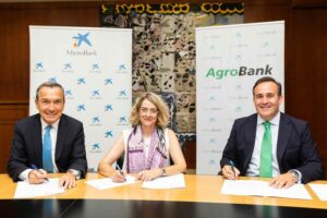 Convenio Fademur y Microbank Firma de Acuerdo entre Fademur y Caixabank