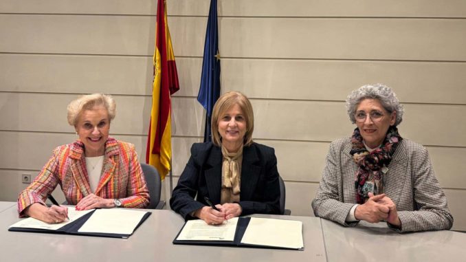María José García Pelayo,Carmen Quintanilla y Rita Mateos en la firma del acuerdo